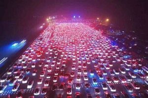 चीनमा यस्तो ट्राफिक जाम, जहाँ फसे ७५ करोड मानिस (भिडियो)